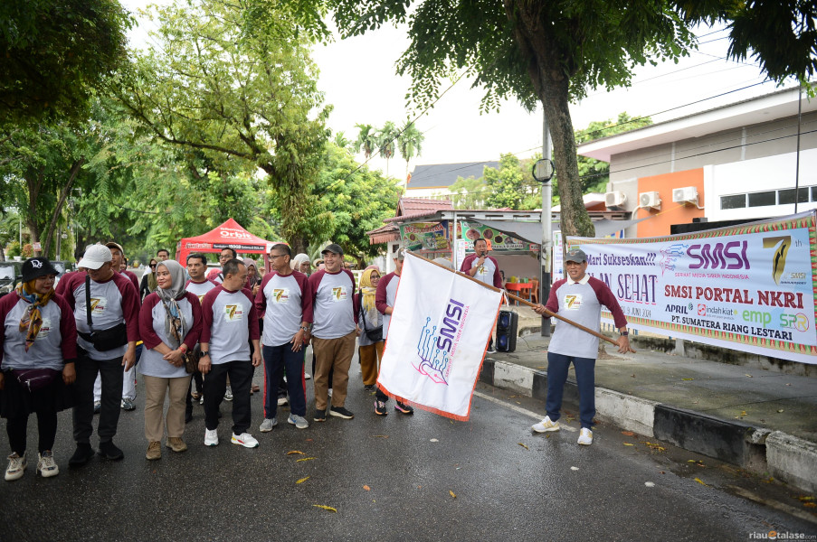 Jalan Sehat HUT ke-7 SMSI, Ikhwan Ridwan: Marilah Kita Dorong Pembangunan Provinsi Riau