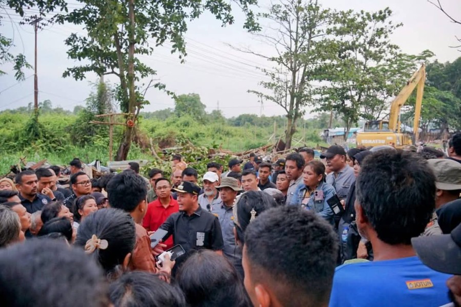Warga Pendatang Pemilik Warung Tuak, Bangunan Liar Tenda Biru Protes Penertiban Oleh Walikota Pekanbaru