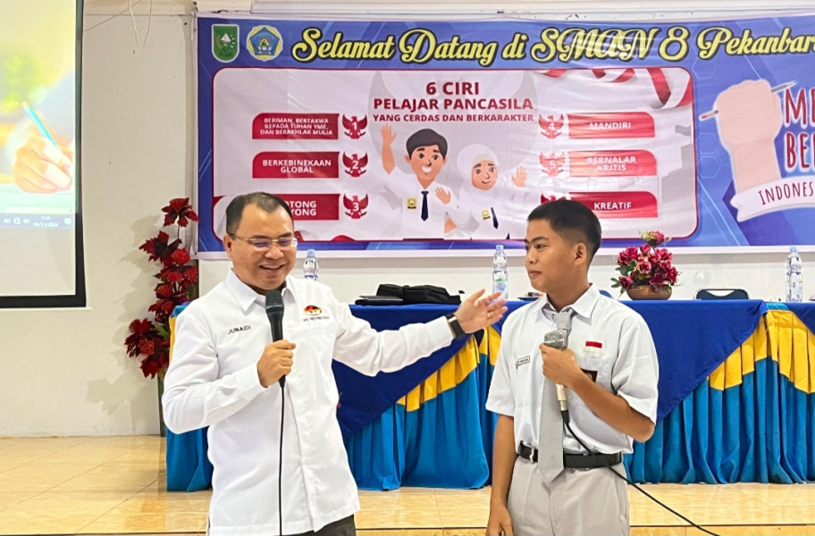 Rektor Unilak Prof Junaidi Motivasi Siswa SMAN 8 Pekanbaru Merencanakan Masa Depan Pendidikan