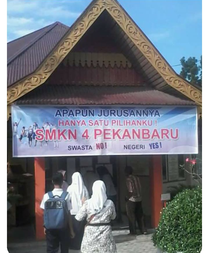 Spanduk ‘Swasta No, Negeri Yes’ di SMKN 4 Pekanbaru Tuai Kecaman, Dinilai Merendahkan Sekolah Swasta